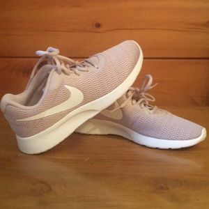 Women’s Nike Tanjun sneakers